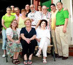 Begoña Errazti posa junto a un grupo de residentes vascos y vasco-estadounidenses, frente al restaurante 'Pintxos' de Nueva York (foto eeny.org) 