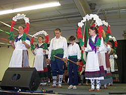 Los dantzaris de Utah'ko Triskalariak alegraron con sus bailes la Kultura Jaia (foto AlkartasunaEE)