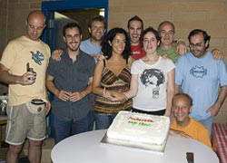 Miembros de Maskarada posan tras la cena ofrecida en su honor por la Euskal Etxea (foto VancouverEE)