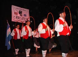Un momento de la actuación de los dantzaris de la Asociación Vasca Urrundik (foto Urrundik)