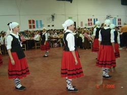 La actuación de los jóvenes dantzaris cosechó numerosos aplausos (foto Chivilcoy EE)