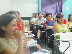 Detalle de una de las sesiones de ayer de la edición 2006 del programa Gaztemundu, en Vitoria-Gasteiz (foto euskalkultura.com)