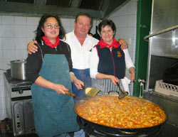 El siempre activo Carlos Orue con algunas de las responsables del éxito gastronómico del evento