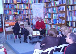 La investigadora Angeles de Dios Altuna (izda) en la presentación del libro sobre Bortagaray 