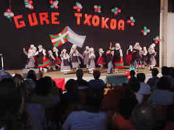 Dantzaris y Fiesta Vasca en Rauch organizada por Gure Etxea (foto archivo euskalkultura.com)