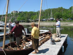 Miembros de la expedición en una de las etapas del viaje de la txalupa Beothuk (foto Beñat Artayet)