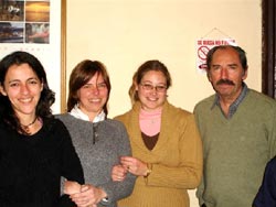Mendía, junto a las profesoras y el referente de Euskera de Urrundik (foto Urrundik)