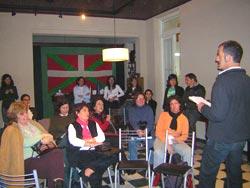 La imagen muestra a Kinku Zinkunegi (HABE) impartiendo una de las clases de formación del Barnetegi en la localidad bonaerense de Bragado