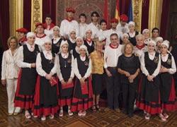 Los dantzaris de San Cernin del Centro Navarro del Sud posan junto al presidente Miguel Sanz