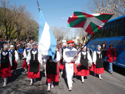 Los dantzaris de la Asociación Urrundik el pasado domingo durante el desfile en Hasenkamp