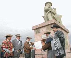 Los payadores frente al monumento homenajeado en Tres Arroyos (foto Voz del Pueblo)