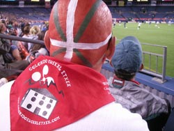 Ikurriñas y pañuelos rojos (en este caso de la Colorado Euskal Etxea) se exhibieron en el estadio de los Rapids en la Noche Vasca (foto NMEE)