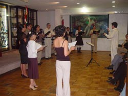 Detalle de la primera actuación del coro  Xonovox, en el Centro Vasco de México (foto Mexico EE)