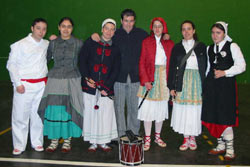 Músicos --mayoría absoluta de mujeres-- durante el Txindurri Eguna que cada año celebra el homónimo grupo dantzari de la villa de Ermua