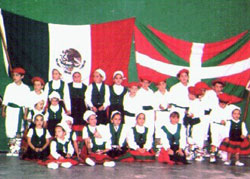 Foto de archivo de los dantzaris txikis del Centro Vasco Euskal Etxea de la Ciudad de  México 