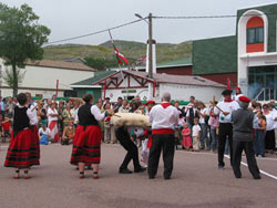 Los dantzaris del grupo local Orok Bat actuando el pasado fin de semana (foto C. Goïcoechéa)