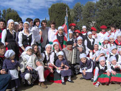 Niños y hóvenes dantzaris que constituyen el presente y el futuro por el que trabajan euskal etxeas como las de Ayacucho, Maipú y Balcarce
