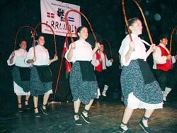 Dantzaris de la Asociación Vasca Urrundik de la ciudad de Paraná, Pcia. de Entre Ríos, Argentina