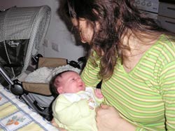 La pequeña Emilia Maitena sonríe a su embelesada madre, en ésta su primera semana de vida