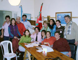 Testimonio gráfico de la visita, foto de hermandad de los representantes de ambas euskal etxeas