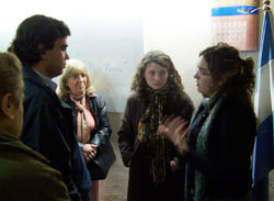 Janeire Salicio, a la derecha, departe con varios de los asistentes a su charla en Tres Arroyos