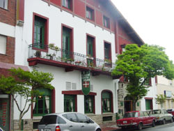 Fachada principal del Centro Vasco 'Denak Bat' de Mar del Plata (foto euskalkultura.com)