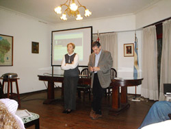 Presentación de Jon Kortazar a cargo de Martha González Zaldua, Secretaria de la Cátedra Libre de Pensamiento Vasco de La Plata