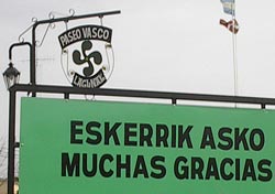 Un detalle del cartel que anuncia el Paseo Vasco 'Lagunak' de Pehuajó, con la bandera argentina y la ikurriña al fondo (foto M. Mignaburu)