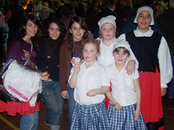 Integrantes del grupo de dantzaris del Centro Vasco 'Hiru Erreka' de Tres Arroyos, Argentina