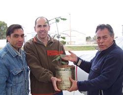 Joseba Artuch, de Hiru Erreka (centro), recibe el retoño de manos de los hermanos Luzuriaga