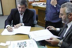 Momento de la firma del acuerdo el pasado mes de abril entre ETB, La Universidad y 'Gure Ametza'
