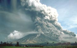 El volcán Mayón durante la erupción de 1984