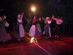 Los dantzaris de Aurtzaka, en un momento de su actuación en Chivilcoy  (fotos Mundo Vasco)