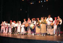 Dantzaris de Aurtzaka al término de su actuación en el Teatro Broadway (foto Zazpirak Bat EE) 