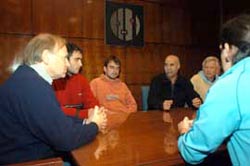 Un momento de la reunión entre el intendente Daniel Katz y los brigadistas de la asociación internacionalista vasca Askapena (foto AbiertaTV)