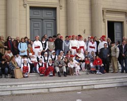 Dantzaris de Aurtzaka posan con miembros del centro vasco chivilcoyano (foto Beti AurreraEE) 