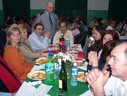 Miembros del Centro Vasco de Carlos Casares junto a la conferencista Magdalena Mignaburu