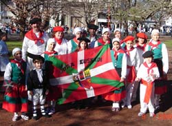 Grupo de participantes vascos florenses al final del desfile (foto euskalkultura.com)