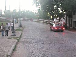 El proyecto para cambiar el nombre de una cuadra de calle Los Vascos en Paraná genera resistencia. Aspecto de un tramo de la calle (foto El Diario)