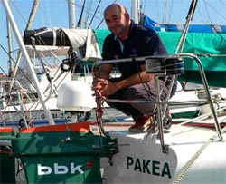 Unai Basurko  posa junto al velero 'Pakea'