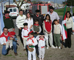 Parte de los participantesdel Centro Vasco en el desfile del 141 aniversario del partido de Castelli