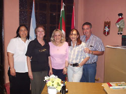 De izquierda a derecha Mónica Rodriguez, Marta Sarasola, Graciela Satóstegui, Violeta Lazcoz y Horacio Ochoa en la sede del Centro 'Euskal Jatorri'