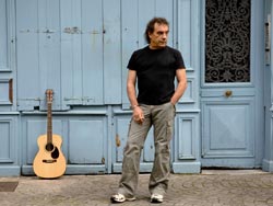 El músico Anje Duhalde será protagonista este sábado, junto a Luis Pastor y Feliu Ventura, del Concierto por la Paz (foto A. Gillenea)