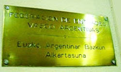 Placa histórica de FEVA en su sede porteña (foto EuskalKultura.com)