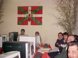 Vista parcial de la clase inaugural del curso de computación iniciado en la euskal etxea florense