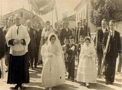Una de las imágenes recibidas recoge una Primera Comunión en el pueblo de Arriaga (1952)