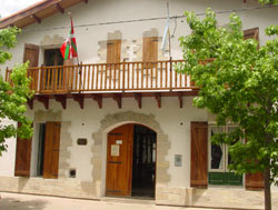 Aspecto de la entrada principal del Centro Vasco de Chacabuco (foto EuskalKultura.com)