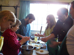 Profesor y alumnos, con las manos en la masa