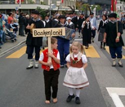 La Euskal Etxea de Suiza desfiló el año pasado representando a 'Baskenland' (País Vasco) en la ciudad de Herisau (foto Suitzako EE)