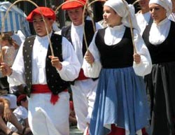 Dantzaris de Oinkari Basque Dancers de Boise, un grupo de 46 años de tradición (foto Oinkari)